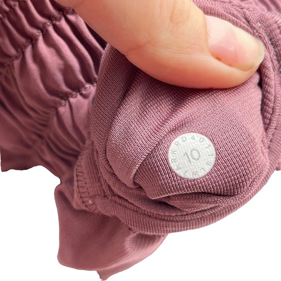 Lululemon Hotty Hot Short II *2.5" - Picture 6 of 6